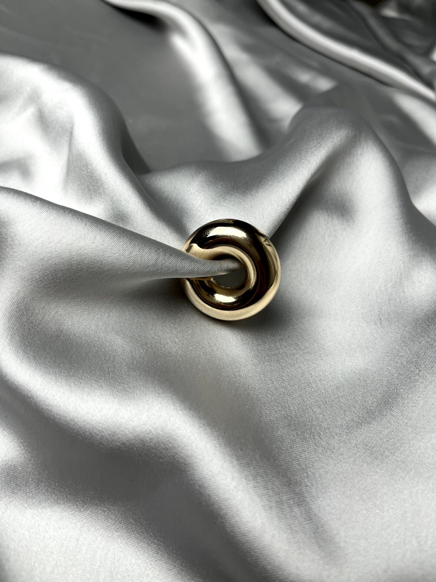 Altın Rengi Büyük Boy Bombeli Model Sıkıştırma(earcuff) Küpe