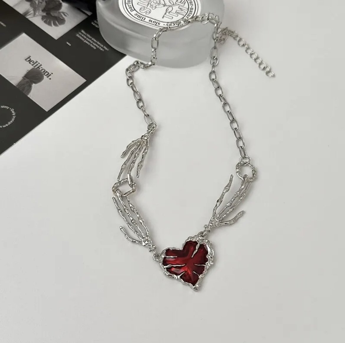 Kırmızı Taşlı Kalp Figürlü Vintage  Kolye