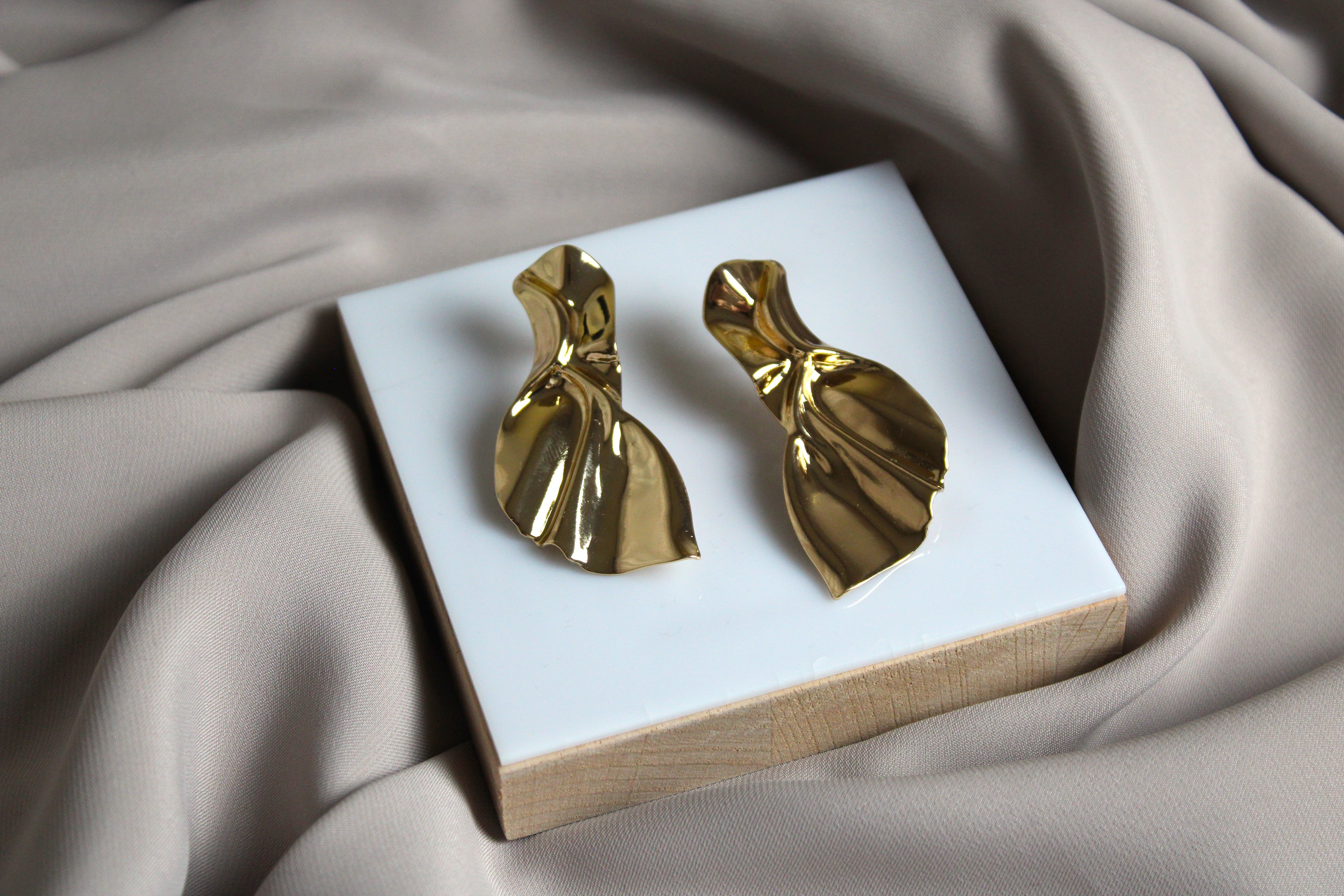 Gold Rengi Asimetrik Model Tasarım Küpe