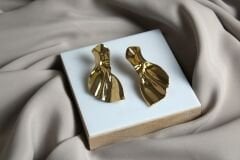 Gold Rengi Asimetrik Model Tasarım Küpe