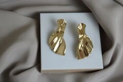 Gold Rengi Asimetrik Model Tasarım Küpe