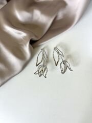 Gümüş Rengi Lale Figürlü Küpe