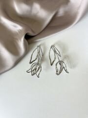 Gümüş Rengi Lale Figürlü Küpe