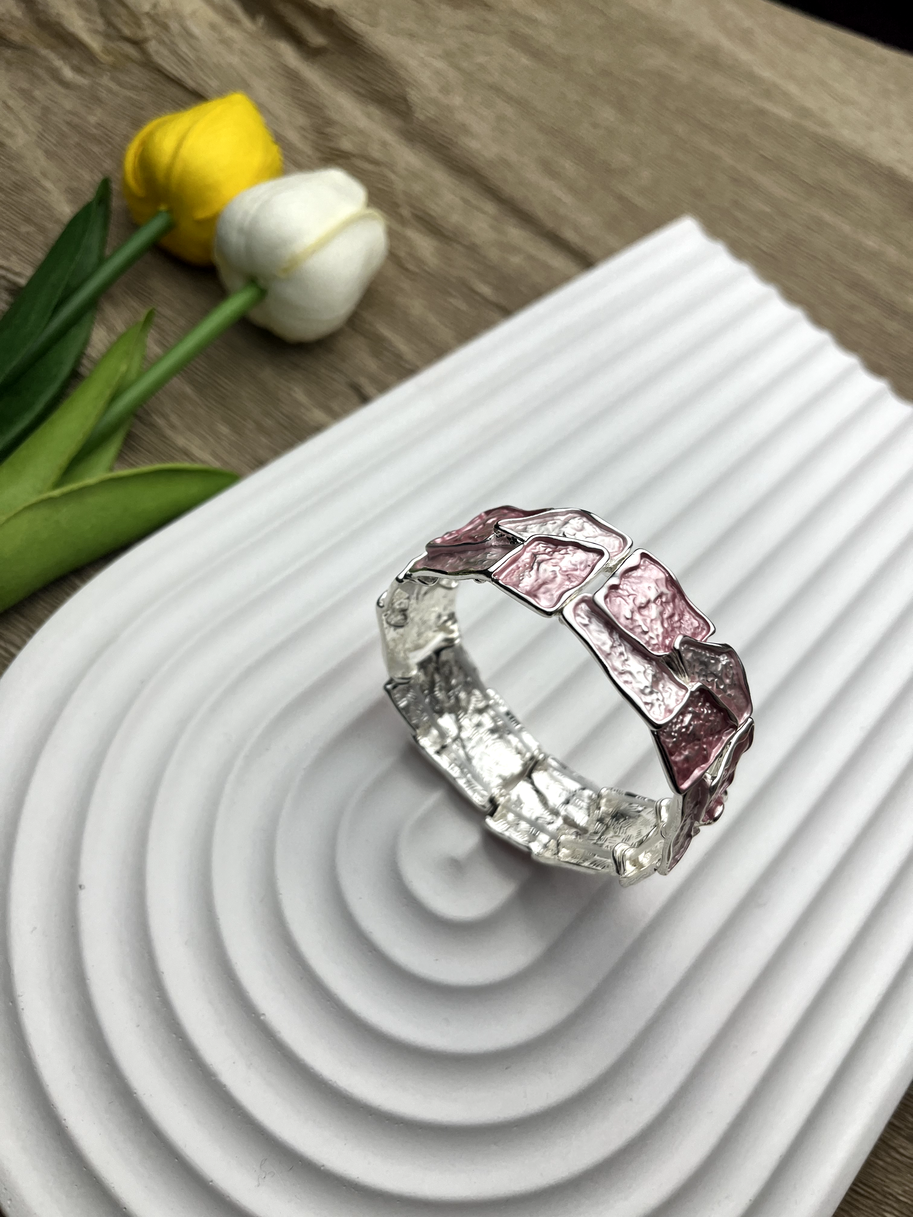 Pembe-Krem Karışık Renkli İşlemeli Lastikli Bileklik
