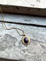 Altın Rengi Mor Taşlı Kolye