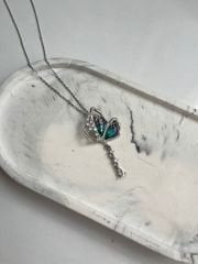 Gümüş Renk Mavi Taşlı Kelebek Figürlü  Çelik Kolye