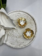 Dışı Altın Rengi İç Kısmı Beyaz Renk  Çiçek Model Tasarım Küpe