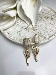 Krem Rengi Taşlı Çiçek Model Tasarım Küpe