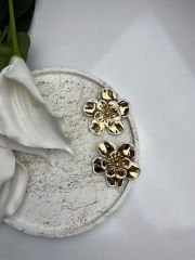 Kenarları Beyaz Çizgili Altın Rengi Çiçek Model Küpe