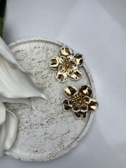 Kenarları Beyaz Çizgili Altın Rengi Çiçek Model Küpe
