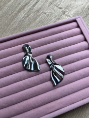 Gümüş Rengi Tasarım Vintage Küpe