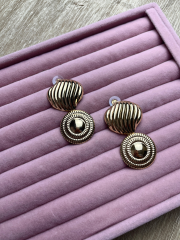 Altın Rengi Kalp Figürlü Vintage Küpe