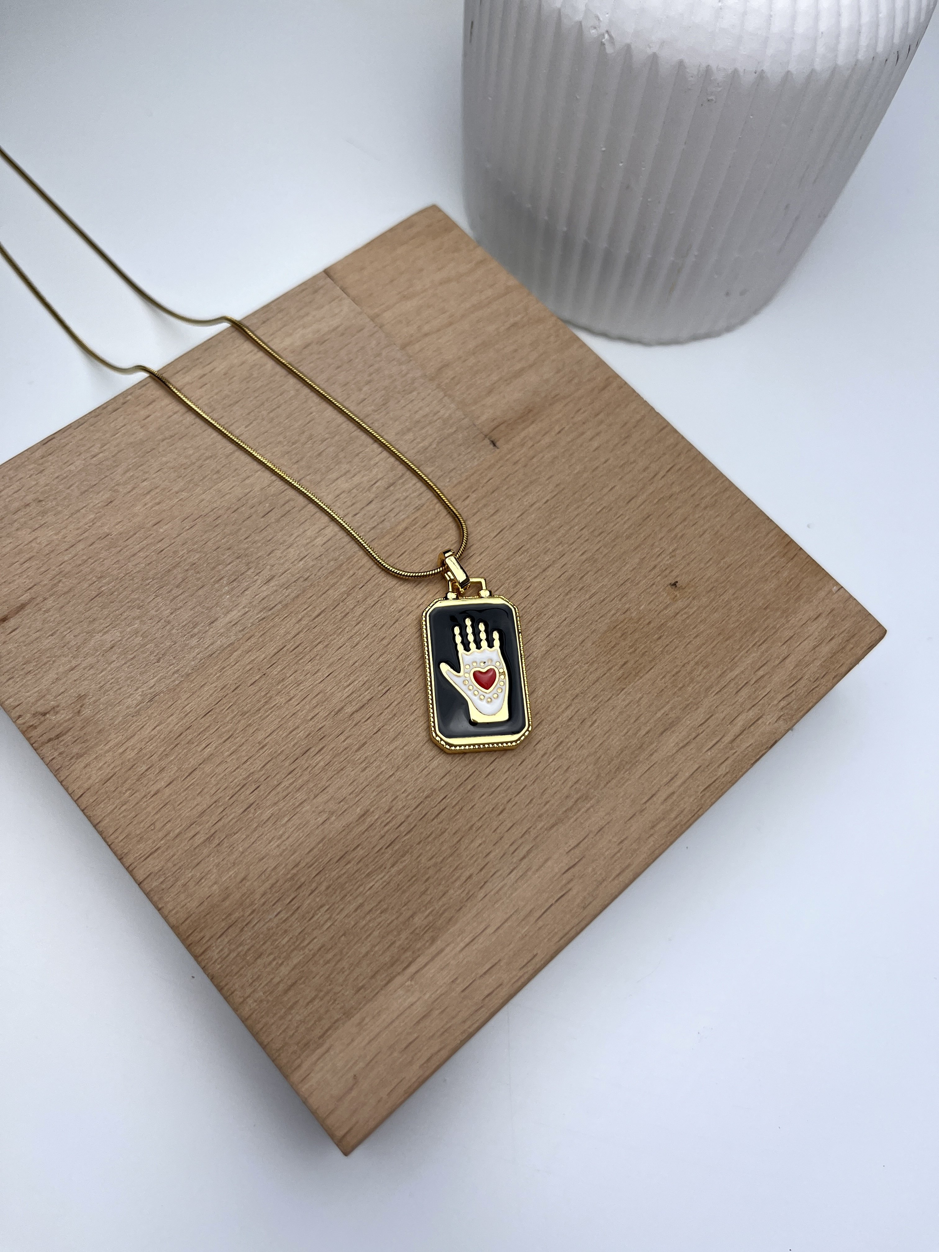 Altın Rengi El İçindeki Kalp Tarot Çelik Kolye