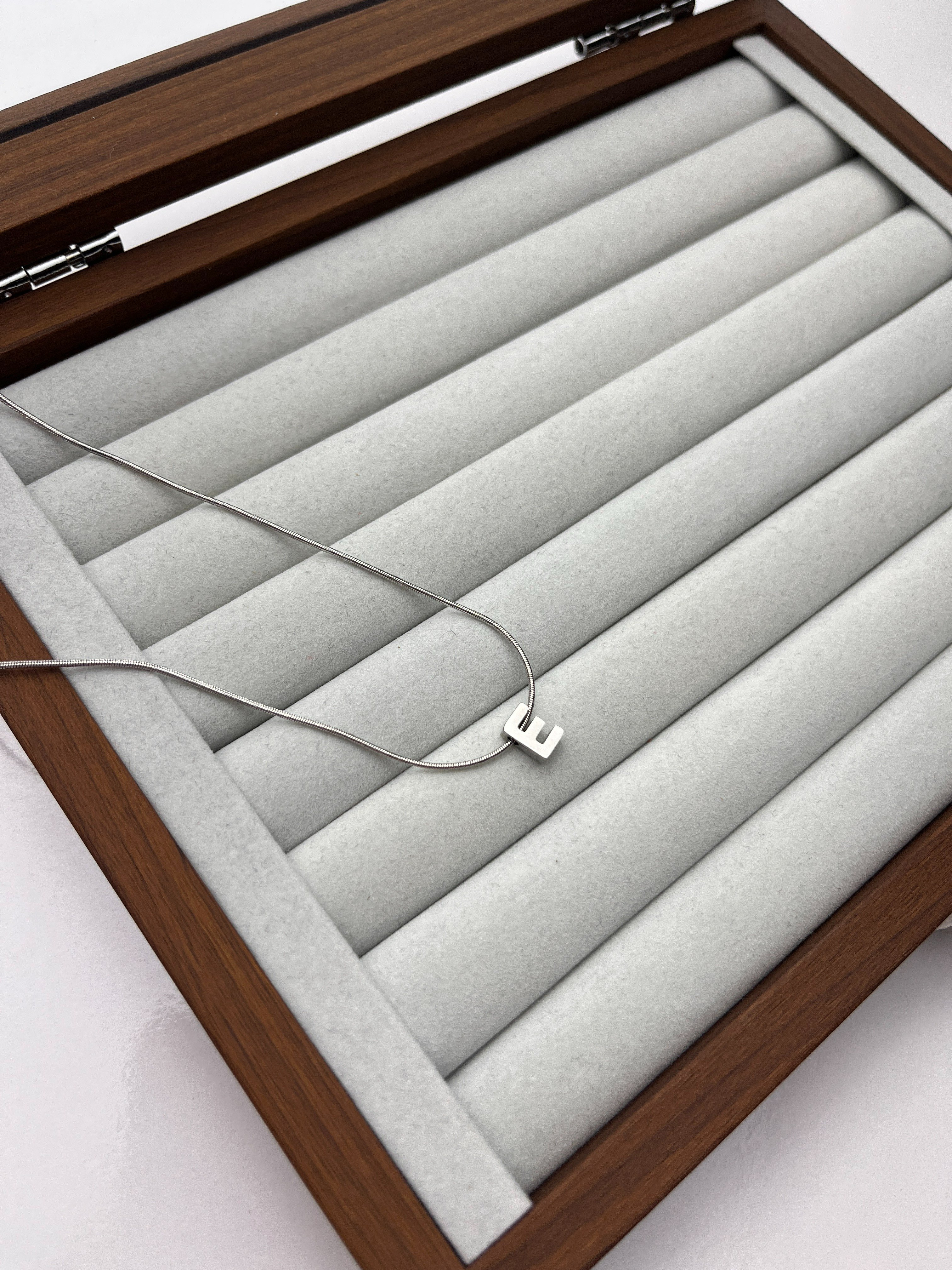 Gümüş Rengi Minimal  Model ‘E' Harfli Çelik