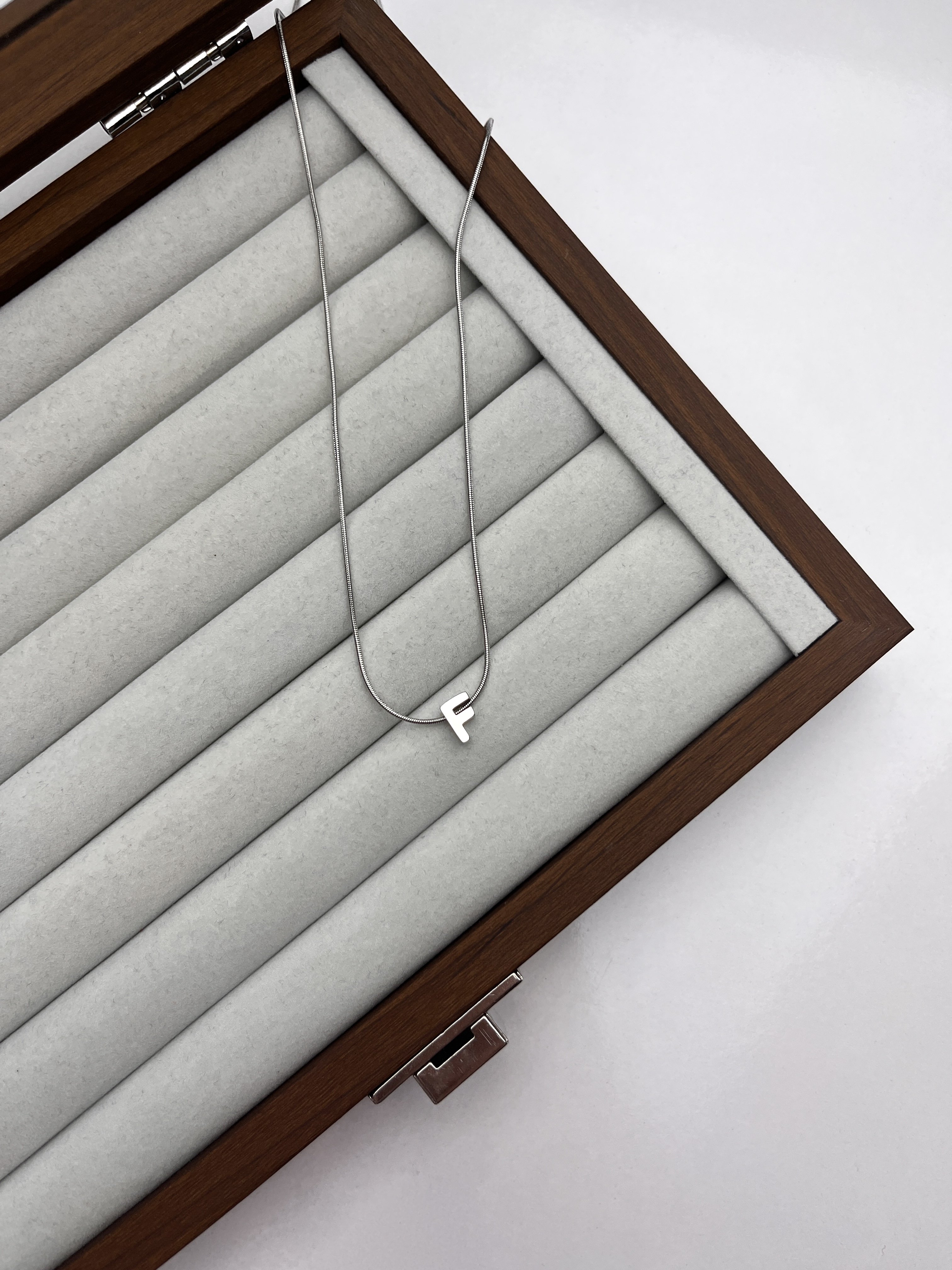 Gümüş Rengi Minimal  Model ‘F' Harfli Çelik