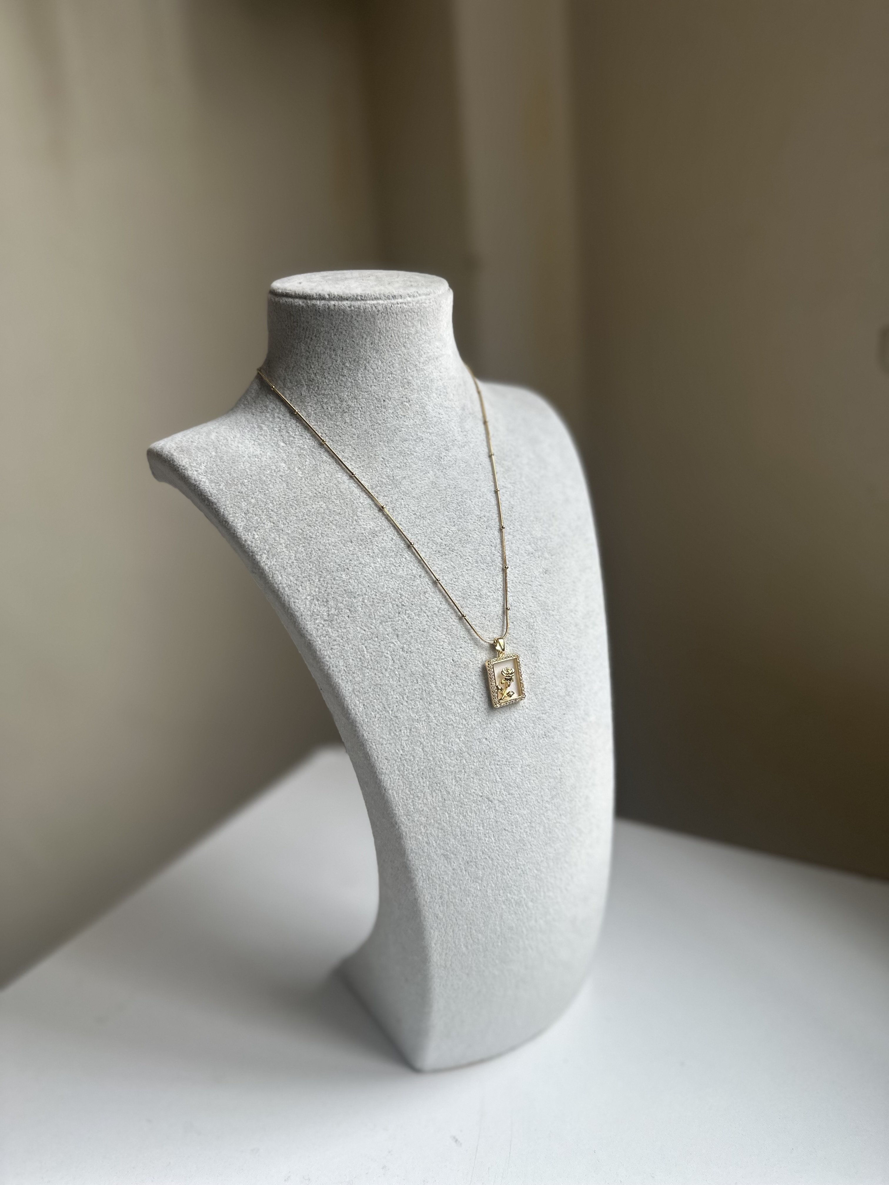 Gold Lale Desen Çelik Kolye